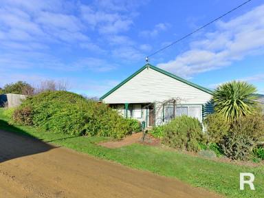 House For Sale - TAS - Glenora - 7140 - Family living with space to roam and relax  (Image 2)