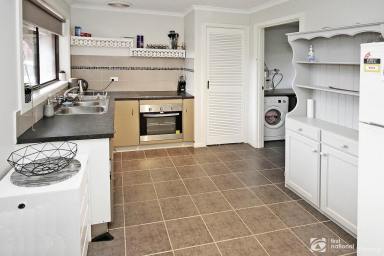 Unit For Lease - VIC - Cranbourne - 3977 - 2 Bedroom Unit in the Heart of Cranbourne!  (Image 2)