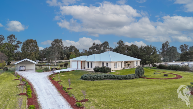 House For Sale - NSW - Narrabri - 2390 - COME AND ENJOY THE SERENITY OF THIS RIVERBEND HOME! (Image 2)