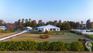 House For Sale - NSW - Narrabri - 2390 - COME AND ENJOY THE SERENITY OF THIS RIVERBEND HOME!  (Image 2)