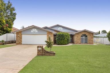 House For Sale - QLD - Rangeville - 4350 - BIG Family Home - Five Bedrooms, Three Living Areas!  (Image 2)