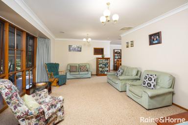 House For Sale - NSW - Coolamon - 2701 - Lovely Lifestyle on Beautiful 4050sqm Block  (Image 2)