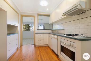 House For Lease - NSW - Albury - 2640 - HIGHLY DESIRABLE ART DECO HOME IN CENTRAL LOCATION  (Image 2)