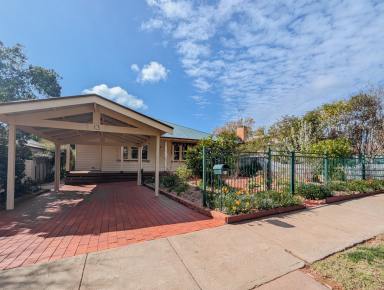 House For Sale - VIC - Swan Hill - 3585 - Stylish Family Living in a Blue Ribbon Swan Hill Location  (Image 2)