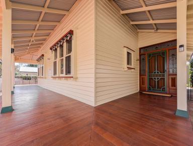 House For Sale - VIC - Swan Hill - 3585 - Stylish Family Living in a Blue Ribbon Swan Hill Location  (Image 2)
