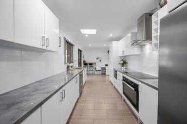 House For Sale - WA - Ferndale - 6148 - Perfectly positioned, modern family home  (Image 2)