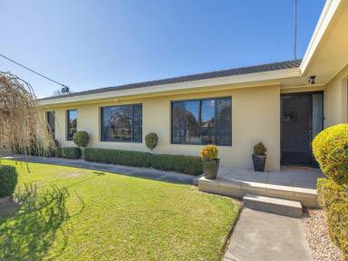 House For Sale - VIC - Bairnsdale - 3875 - IMMACULATE IN EVERY WAY  (Image 2)