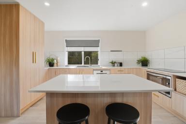 House For Sale - TAS - Loira - 7275 - Classic 1930s Charm, Modern Family Living  (Image 2)