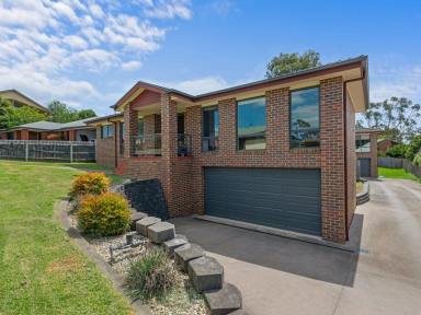 House For Sale - VIC - Bairnsdale - 3875 - STYLISH HOME IN ELEVATED POSITION  (Image 2)