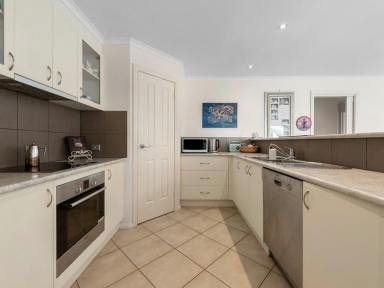 House For Sale - VIC - Bairnsdale - 3875 - STYLISH HOME IN ELEVATED POSITION  (Image 2)