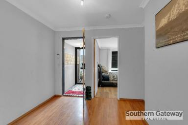 House For Sale - WA - Leda - 6170 - SPACIOUS FAMILY HOME WITH ENDLESS POTENTIAL  (Image 2)