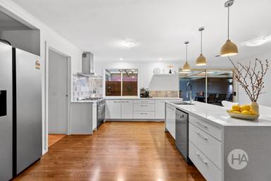 House For Sale - VIC - Somerville - 3912 - Family-Sized Living with Entertainer’s Edge in the Peter Kent Estate  (Image 2)
