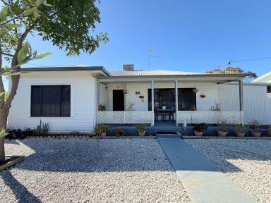 House For Sale - NSW - Moree - 2400 - INVEST OR OCCUPPY - CLOSE TO THE AQUATIC CENTRE  (Image 2)