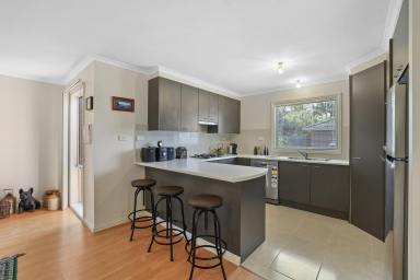 Unit For Sale - VIC - Drouin - 3818 - Convenient Location  (Image 2)