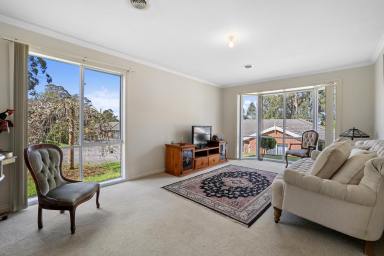 House For Sale - VIC - Drouin - 3818 - Convenient Location  (Image 2)