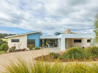House For Sale - VIC - Nicholson - 3882 - LUXURY LIVING AWAITS ON THE NICHOLSON RIVER  (Image 2)
