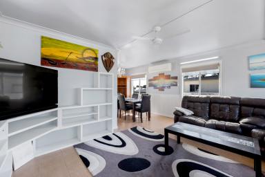 House For Sale - QLD - South Mackay - 4740 - HUGE FAMILY HOME MEETS THE ULTIMATE ENTERTAINER  (Image 2)