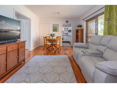 Unit For Sale - NSW - Tuncurry - 2428 - Stunning renovated unit in lakeside location!  (Image 2)