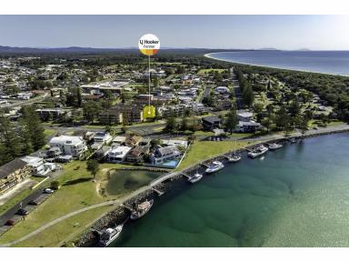 Unit For Sale - NSW - Tuncurry - 2428 - Stunning renovated unit in lakeside location!  (Image 2)