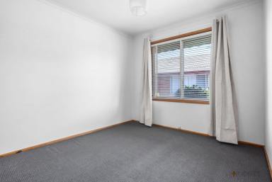 Unit For Lease - VIC - Parkdale - 3195 - QUIET BLOCK l PRIVATE COURTYARD l CLOSE TO THE BEACH AND SHOPS  (Image 2)