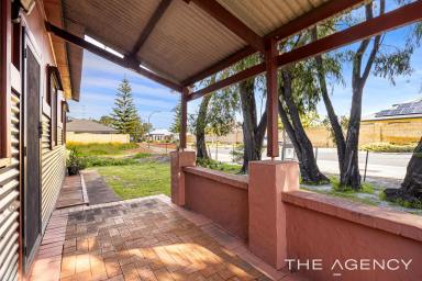 House For Sale - WA - Falcon - 6210 - Quaint 1940s Holiday Home on a 1160sqm block, 170m to Novara Foreshore  (Image 2)