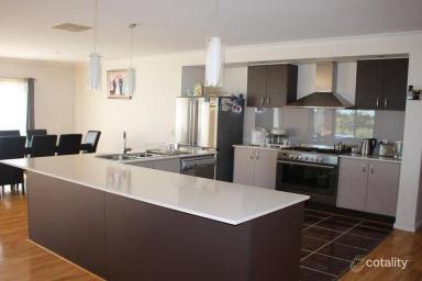 House For Lease - VIC - Rutherglen - 3685 - Spacious 4 bedroom home for rent in Rutherglen  (Image 2)