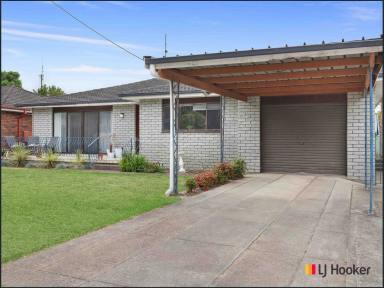 House For Sale - NSW - Batemans Bay - 2536 - Prime Central Location - R3 Zoned Investment with Secure Rental Income walk to the Foreshore !  (Image 2)