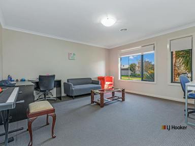 House For Sale - NSW - Moama - 2731 - Spacious Family Living in a Quiet Court – Room for Everyone and Everything!  (Image 2)
