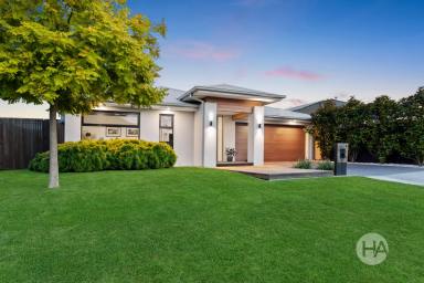 House For Sale - VIC - Somerville - 3912 - Entertainer’s Dream in the Heart of Somerville!  (Image 2)