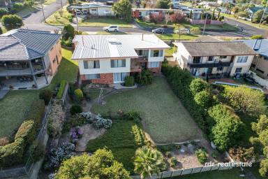 House For Sale - NSW - Inverell - 2360 - MID-CENTURY MAGIC  (Image 2)