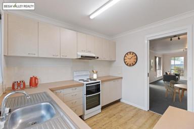 Unit For Sale - NSW - Bega - 2550 - 3 BEDROOM FREESTANDING UNIT WITH YARD  (Image 2)