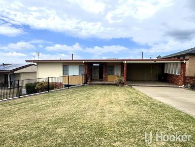 House For Sale - NSW - Inverell - 2360 - Classic 1960's Home with Stunning Views  (Image 2)