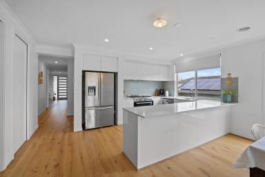 House For Sale - VIC - Drouin - 3818 - LARGE FAMILY HOME  (Image 2)