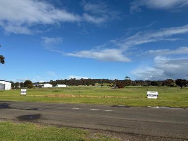 Residential Block For Sale - SA - American River - 5221 - 2 build ready blocks (1200 m2 approx.), flat land, water and power connections in place. 2 min walk to the boat ramp and Pelican Lagoon.  (Image 2)