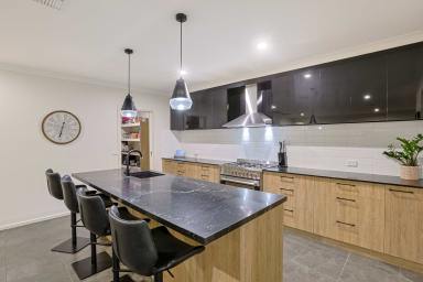 House For Sale - VIC - Mildura - 3500 - Luxurious Family Living!  (Image 2)