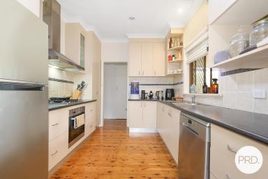 House For Lease - NSW - East Albury - 2640 - IDEALLY LOCATED, BEAUTIFUL HOME  (Image 2)
