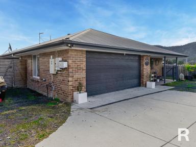 House For Sale - TAS - New Norfolk - 7140 - Beautiful 4-bedroom home in peaceful New Norfolk  (Image 2)