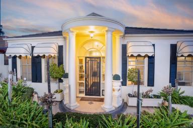 Townhouse For Sale - NSW - Albury - 2640 - Timeless Townhouse in the Heart of Albury  (Image 2)