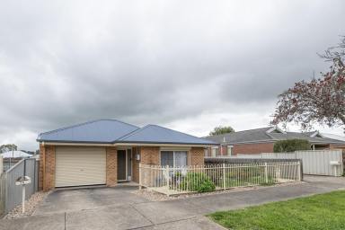 Unit For Sale - VIC - Hamilton - 3300 - Convenient and low maintenance unit  (Image 2)