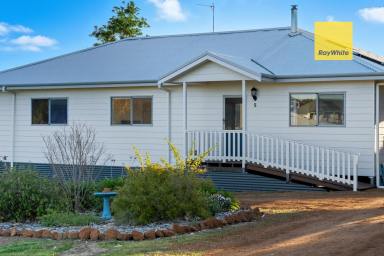 House For Sale - WA - Bridgetown - 6255 - Home on the Avenue in Highlands Estate  (Image 2)