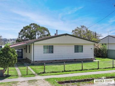 House For Sale - NSW - Tenterfield - 2372 - Conveniently Located Family Home.....  (Image 2)
