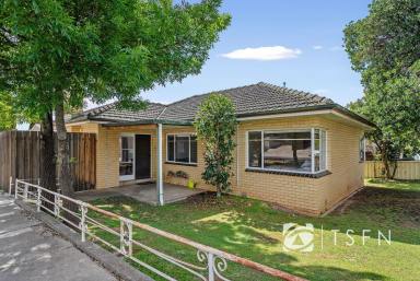 House For Sale - VIC - Kennington - 3550 - Modern Comfort in a Prime Kennington Location  (Image 2)