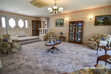 House For Sale - NSW - Inverell - 2360 - LIVE LARGE ON GORDON STREET  (Image 2)
