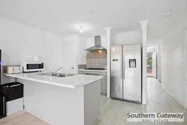House For Sale - WA - Wellard - 6170 - LIGHT, BRIGHT AND FULL OF POSITIVE ENERGY  (Image 2)