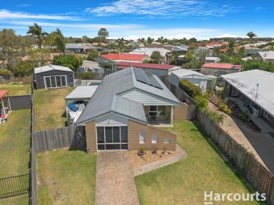 House For Sale - QLD - Kawungan - 4655 - Plenty of room for the extended family!  (Image 2)