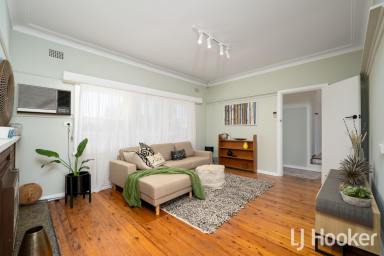 House Auction - NSW - Inverell - 2360 - Spacious Family Home Overlooking the Tennis Courts  (Image 2)