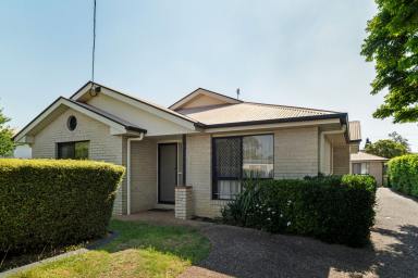 Unit For Lease - QLD - Centenary Heights - 4350 - Beautifully presented and generously sized unit  (Image 2)