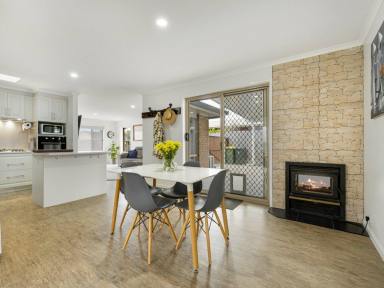 House For Sale - VIC - Bairnsdale - 3875 - ROOM FOR THE EXTENDED FAMILY  (Image 2)