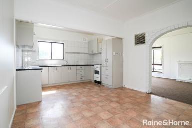 House For Lease - NSW - Wagga Wagga - 2650 - SPACIOUS FAMILY HOME IN CENTRAL LOCATION  (Image 2)
