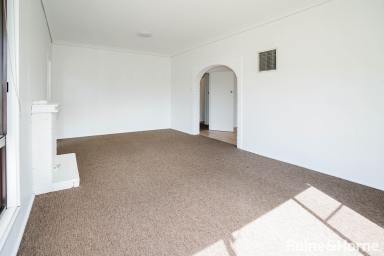 House For Lease - NSW - Wagga Wagga - 2650 - SPACIOUS FAMILY HOME IN CENTRAL LOCATION  (Image 2)